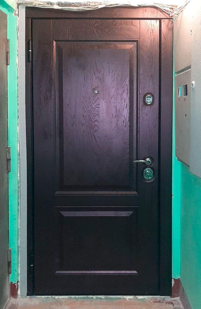 Входная дверь в квартиру Скарлет вид снаружи