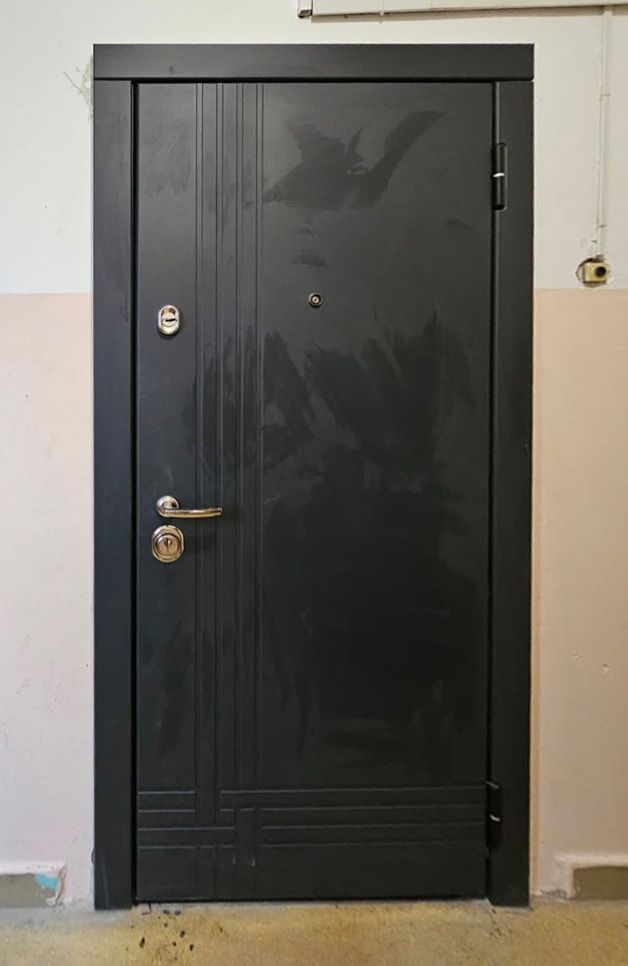 Входная дверь в квартиру 750АР4 вид снаружи