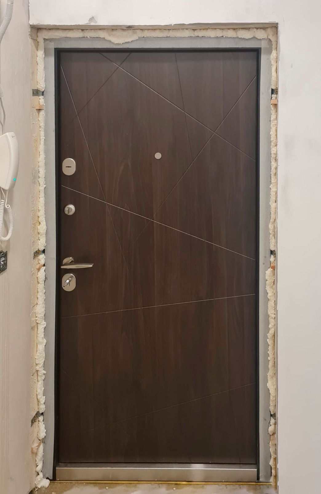 Входная дверь в квартиру 328АР1 вид изнутри
