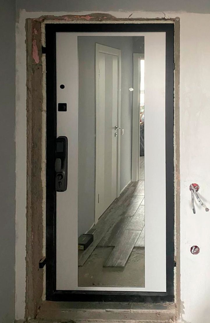 Входная дверь в квартиру 186АР1 вид изнутри