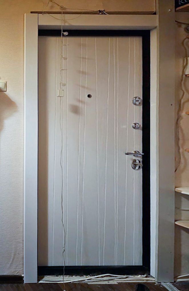 Входная дверь в квартиру 750АР4 вид изнутри