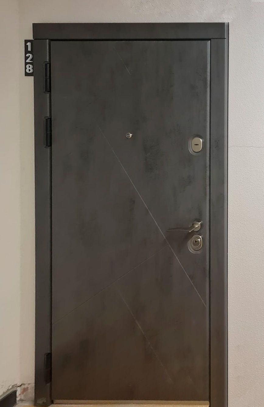Входная дверь в квартиру 328АР1 вид снаружи
