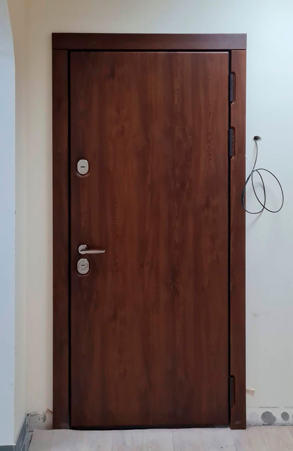Входная дверь в квартиру 436АР1 вид снаружи