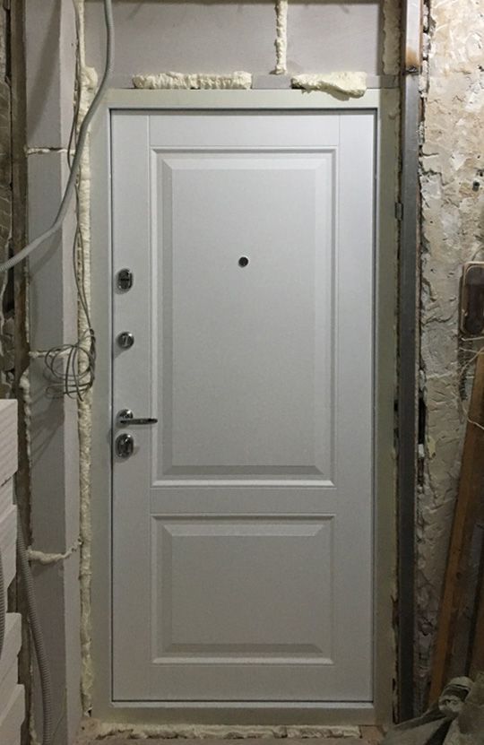 Входная дверь в квартиру Октавио вид изнутри