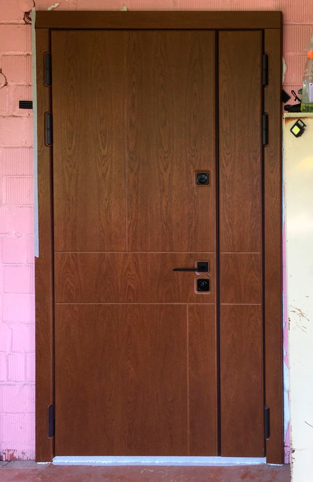 Входная дверь в частный дом, заказная вид снаружи